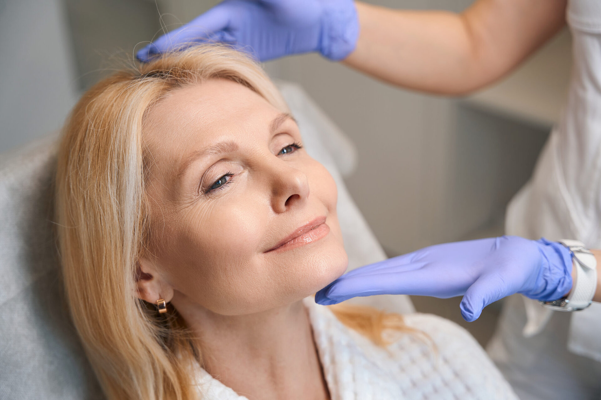 Procedimento estético facial